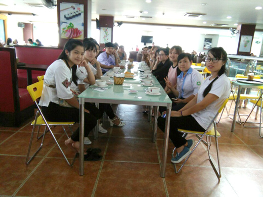 Hoat dong tim hieu thuc te cua sinh vien lop Access ve Thuc an va do uong Hoa Ky