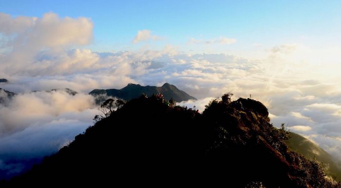Cảm giác được săn mây vào sáng sớm trên đỉnh núi sẽ là trải nghiệm tuyệt vời nhất mà khi bạn được tận mắt chứng kiến mới có thể cảm thấu được vẻ đẹp này