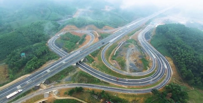 Từ ngày hoàn thành xong tuyến đường cao tốc Nội Bài - Lào Cai quãng đường đi đến du lịch giữa hai địa điểm được rút ngắn gần hơn một nửa thời gian lẫn khoảng cách
