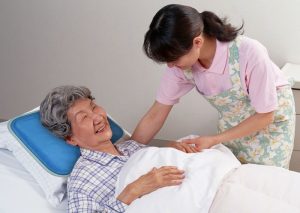 Lương giúp việc chăm người già phụ thuộc vào nhiều yếu tố