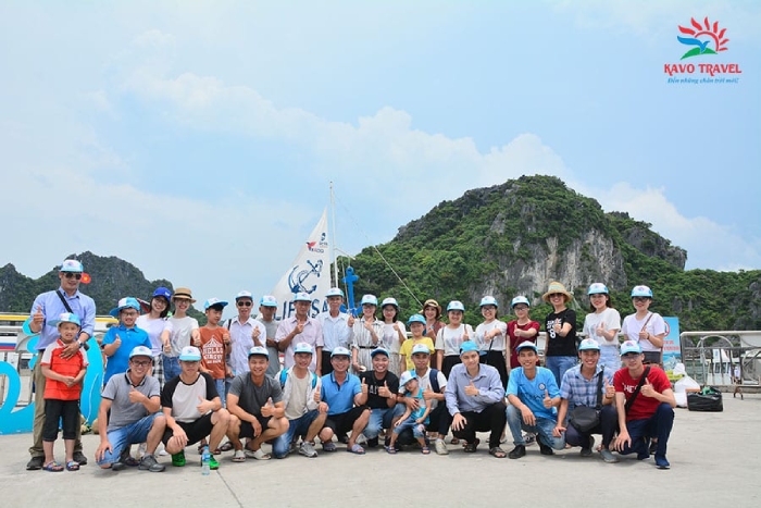 Du khách chụp ảnh lưu niệm trong chuyến đi Cô Tô do Công ty Du lịch Khát Vọng Việt - Kavo Travel tổ chức