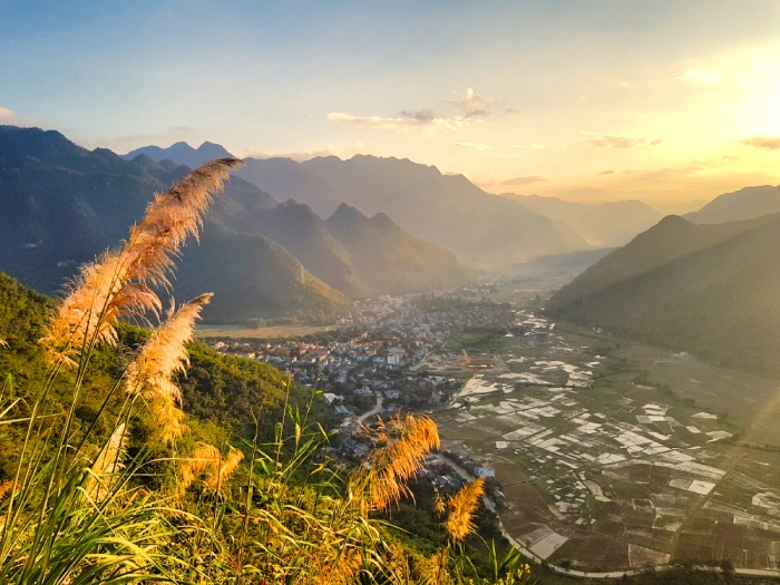 Là vùng đất được bao quanh bởi đồi núi trùng điệp, Mai Châu là một trong những điểm đến hiếm hoi vẫn còn giữ được vẻ đẹp hoang sơ, mộc mạc