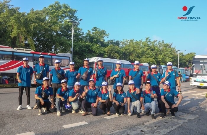 Đội ngữ hướng dân viên chuyên nghiệp đồng hành cùng du khách trong suốt chuyến đi
