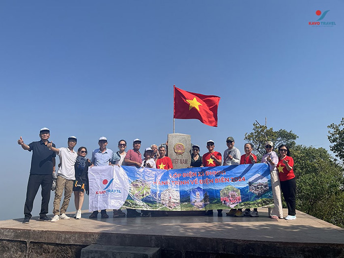 Du khách đi tour du lịch Điện Biên - Sơn La do Kavo Travel tổ chức