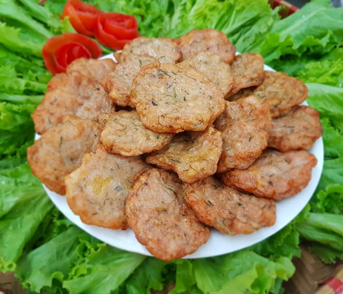 Chả cá nhạc hiệu Bá Kiến sau khi chiên sẽ có màu sắc đẹp mắt