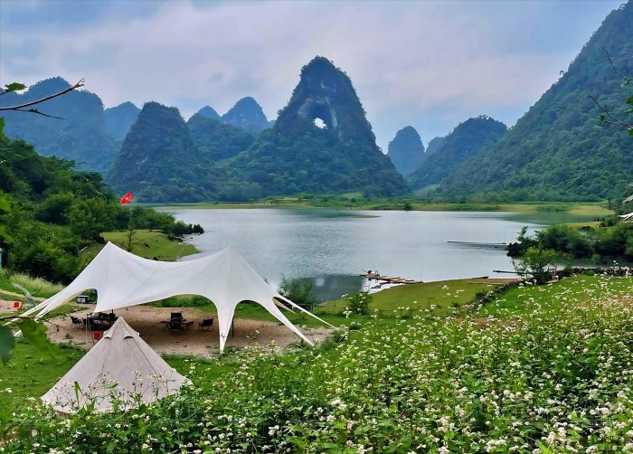 Toàn cảnh núi Mắt Thần