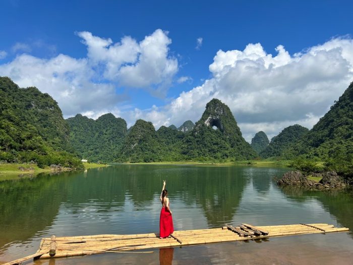 Hồ nước trong xanh ngay dưới chân núi Mắt Thần