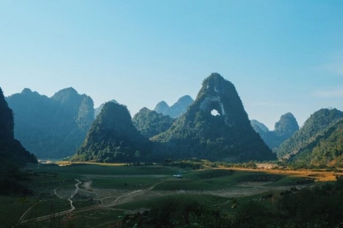 Tên gọi núi Mắt Thần được người dân đặt dựa theo đặc điểm của ngọn núi này